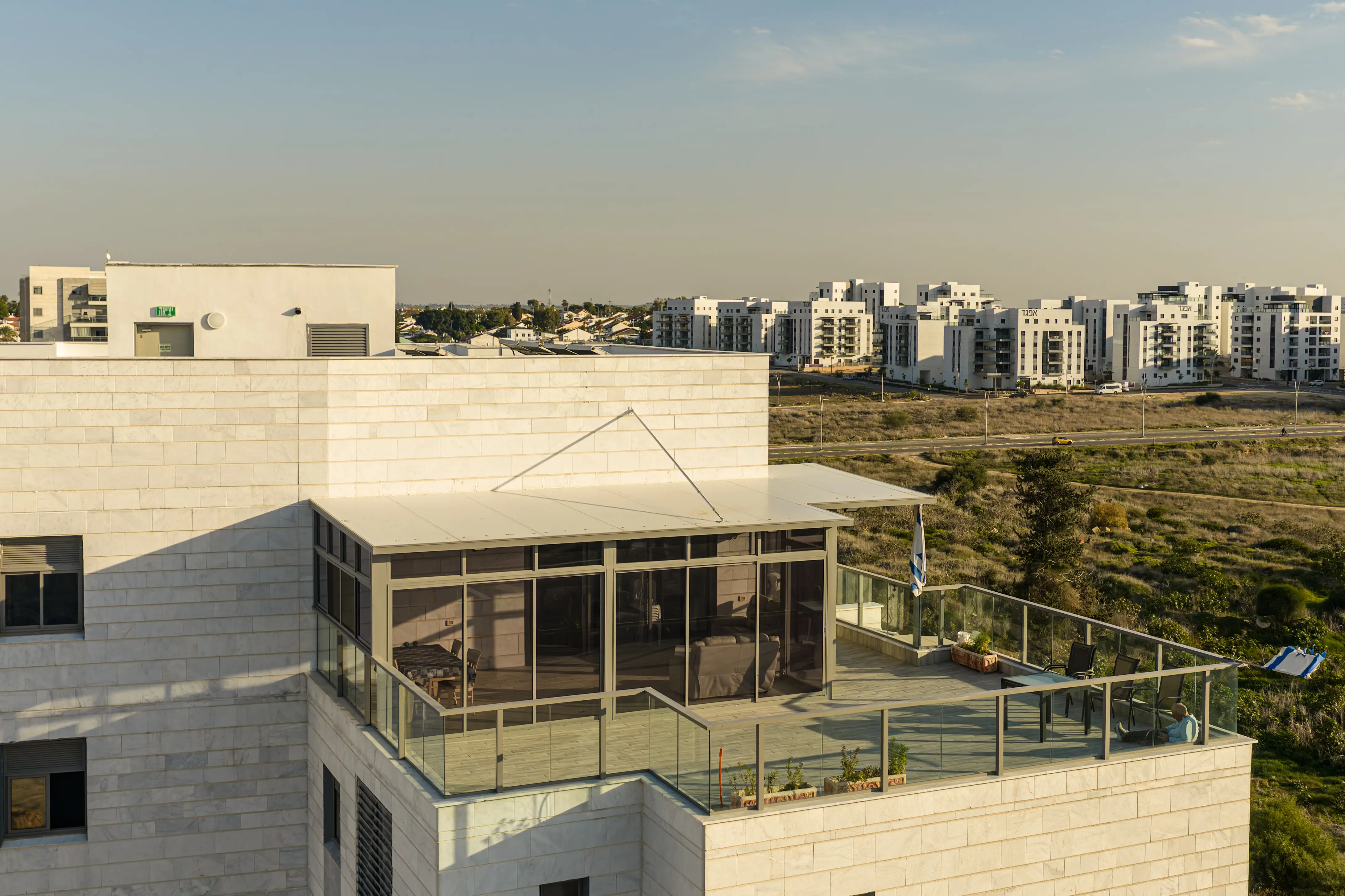 סגירה משולבת אלומיניום וזכוכית - תמונה 16