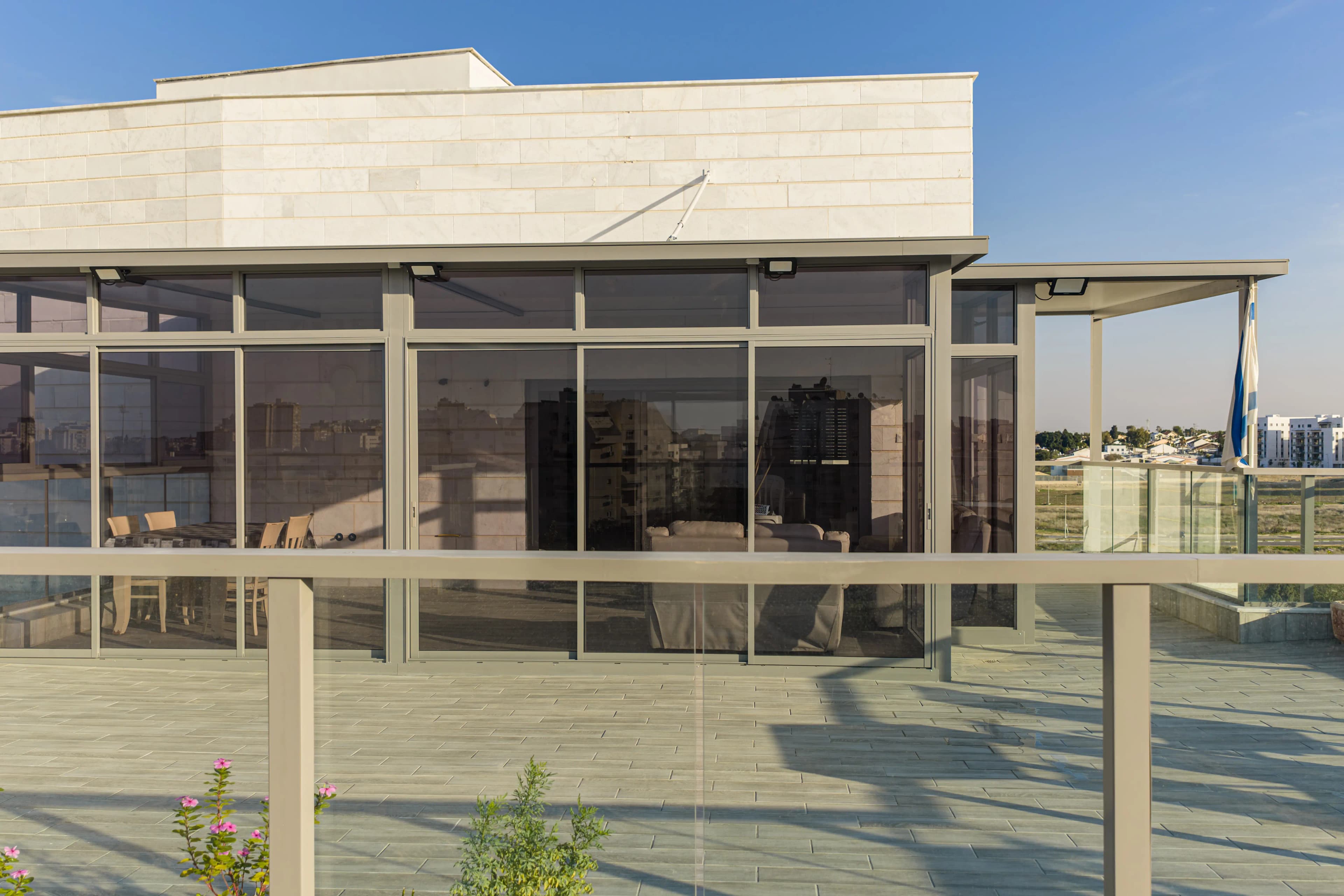 סגירה משולבת אלומיניום וזכוכית - תמונה 9